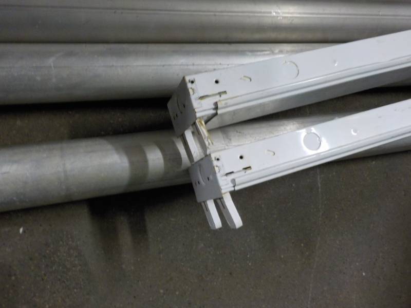 lot 192 image: 3 - 8 ft alumium Pipes and 2 Light ...