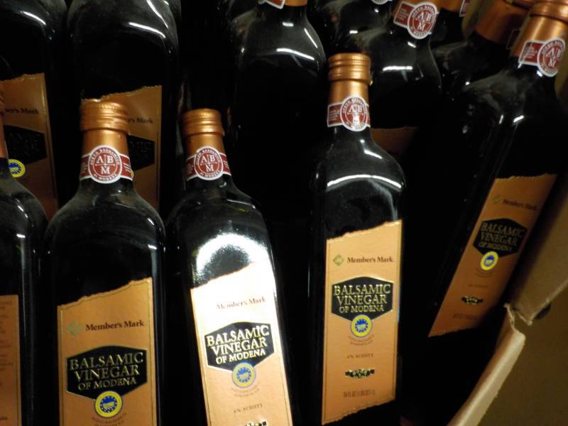 lot 209 image: 10 Bottles of Balsamic Vinegar of M...