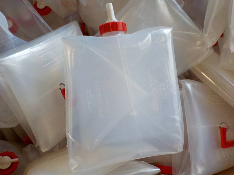 lot 213 image: 10 - 5 gallon Plastic Collaspible W...
