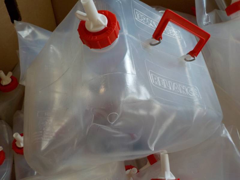 lot 215 image: 10 - 5 gallon Plastic Collaspible W...