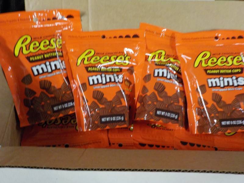 lot 248 image: 4 - 8 oz bags of Reeses Minis...