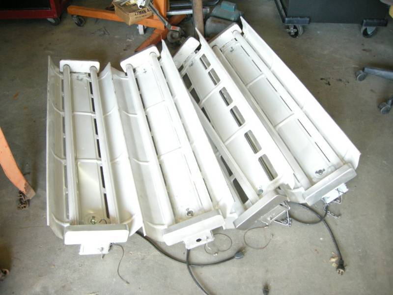lot 78 image: Flourescent Light Fixtures