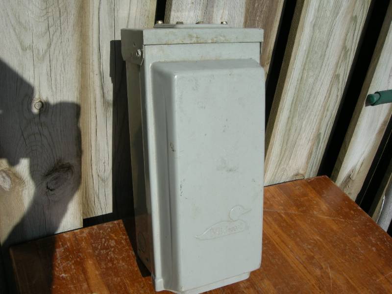 lot 80 image: Midwest 40 Amp 120240 Box