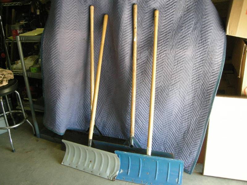 lot 86 image: 4 Snow Shovels