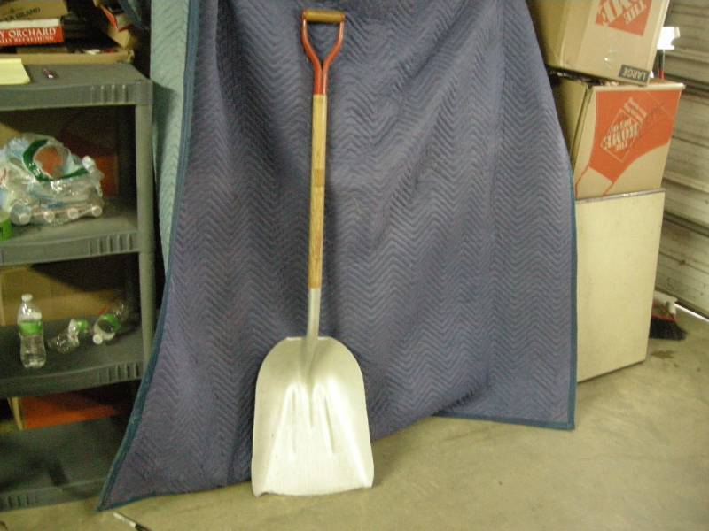 lot 87 image: Razor-Back Aluminum Scoop Shovel