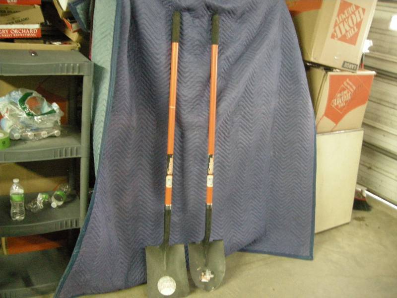 lot 90 image: 2 Bulldog Long Handle Shovels