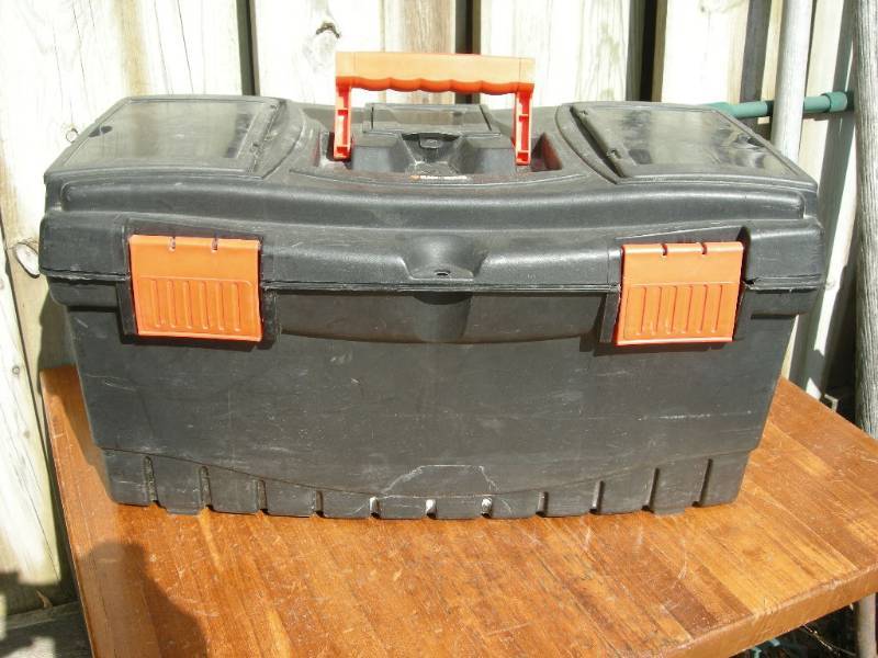 lot 20 image: Large Black and Decker Toolbox