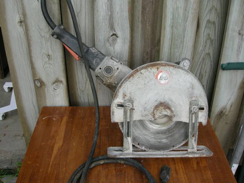 lot 26 image: Black & Decker 12 Cut-Off Saw