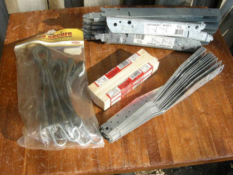 lot 121 image: Shelf Brackets, Twist Straps, Bungees