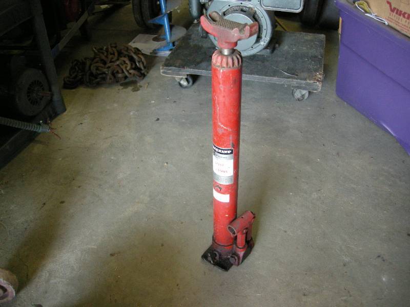 lot 136 image: Blackhawk 1-12 Ton BumperUtility Jack