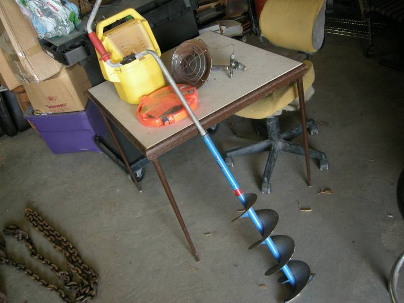 lot 129 image: Ice Fishing Supplies