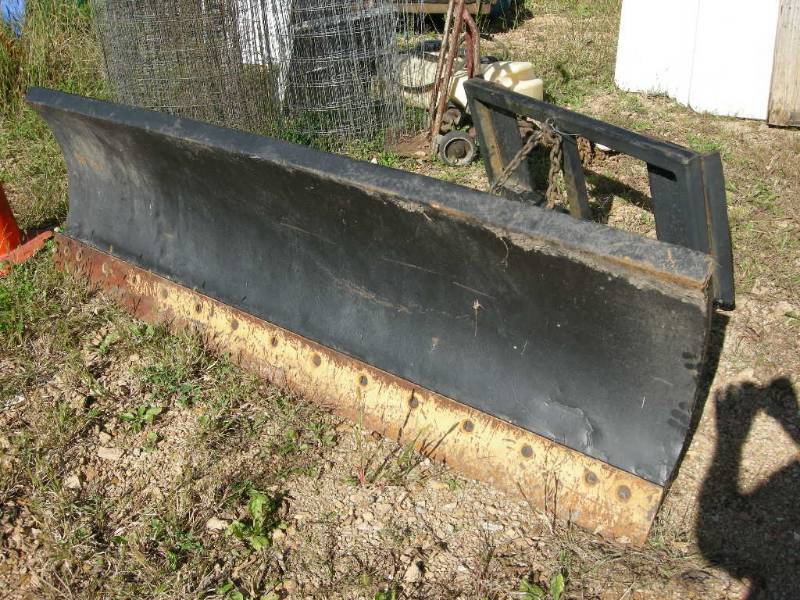 lot 6 image: Skid-Steer Quick-tach Plow Blade