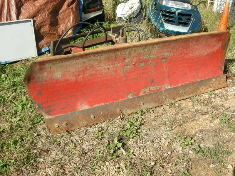 lot 5 image: Skid-steer Quick-Tach Plow Blade