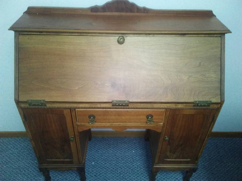lot 109 image: Vintage desk and chair - superb