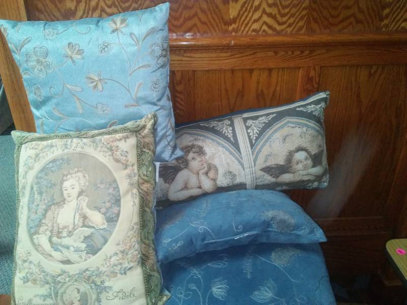 lot 119 image: 5 throw pillows