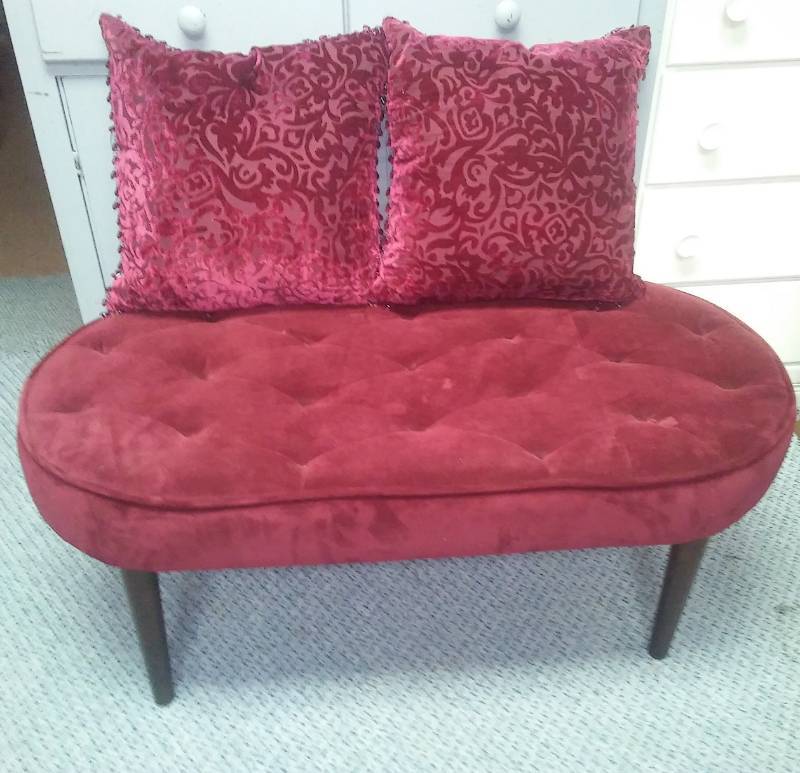 lot 120 image: Bench with two accent pillows.