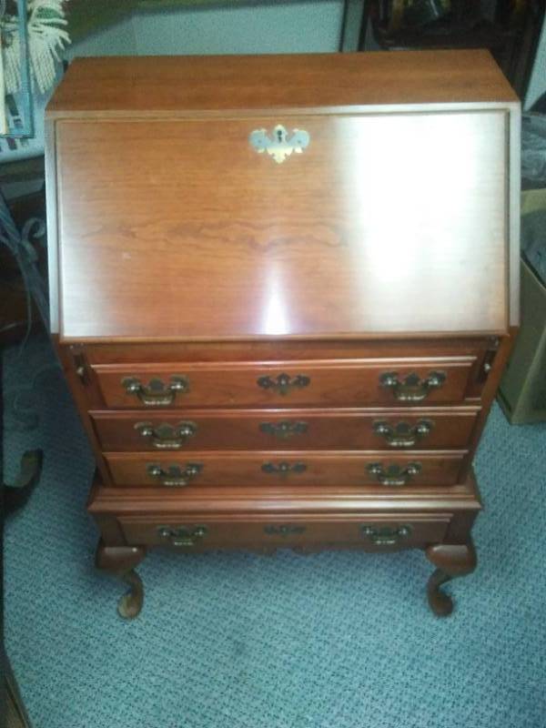 lot 128 image: Vintage drop leaf desk.