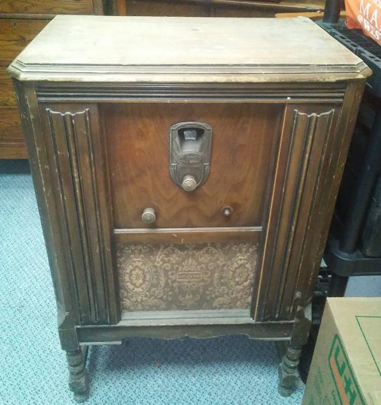 lot 131 image: Vintage wood floor radio Majestic
