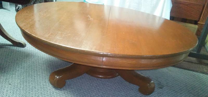 lot 143 image: Massive Oak coffee table