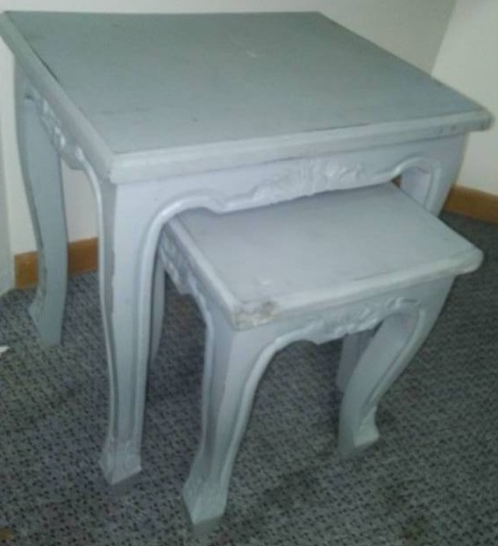 lot 147 image: Two nesting tables.