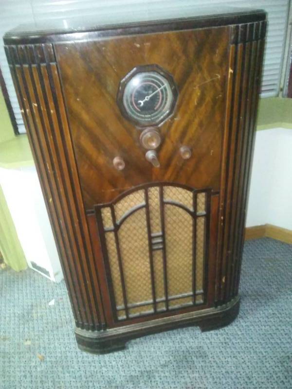 lot 150 image: Vintage Majestic floor Radio.