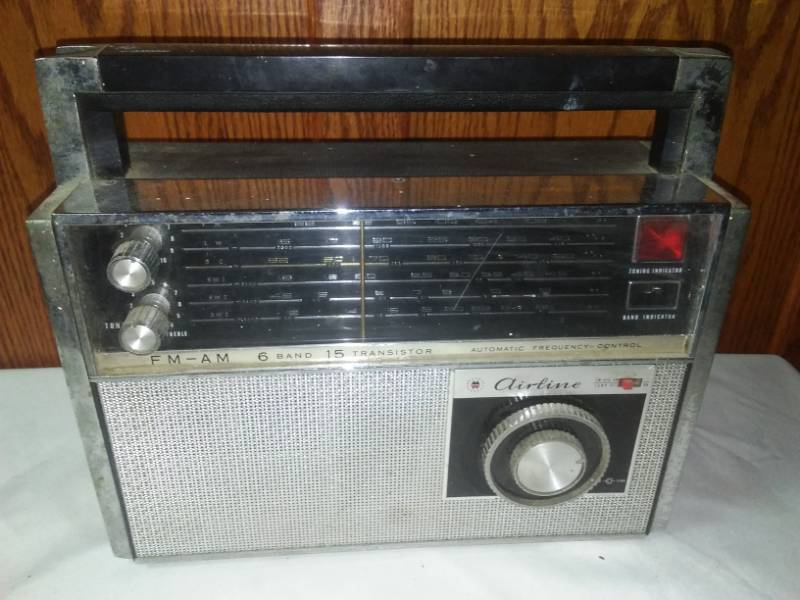 lot 164 image: 6 band Montgomery Ward radio, Airline.