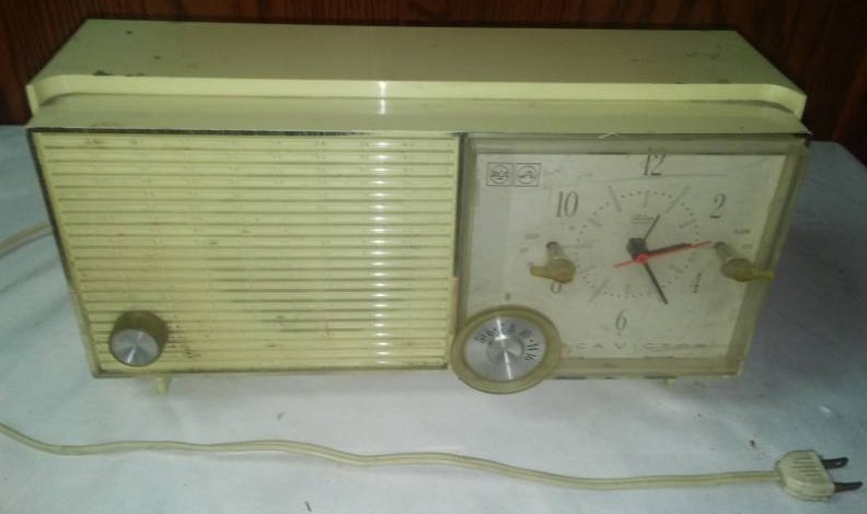 lot 165 image: RCA Victor am countertop radio, 60s vintage.