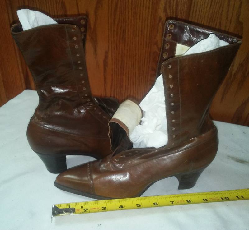 lot 175 image: Vintage womens lace-up boots, leather.