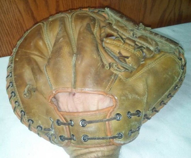lot 177 image: Vintage catchers mitt. J. C. Higgins,