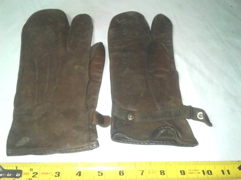 lot 189 image: Leather Bakke Gilbert Gunner gloves.
