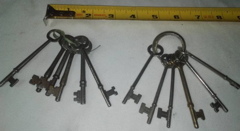 lot 193 image: 12 skeleton keys. Old locksmith
