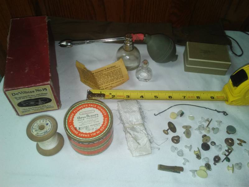 lot 195 image: Antique buttons and MORE