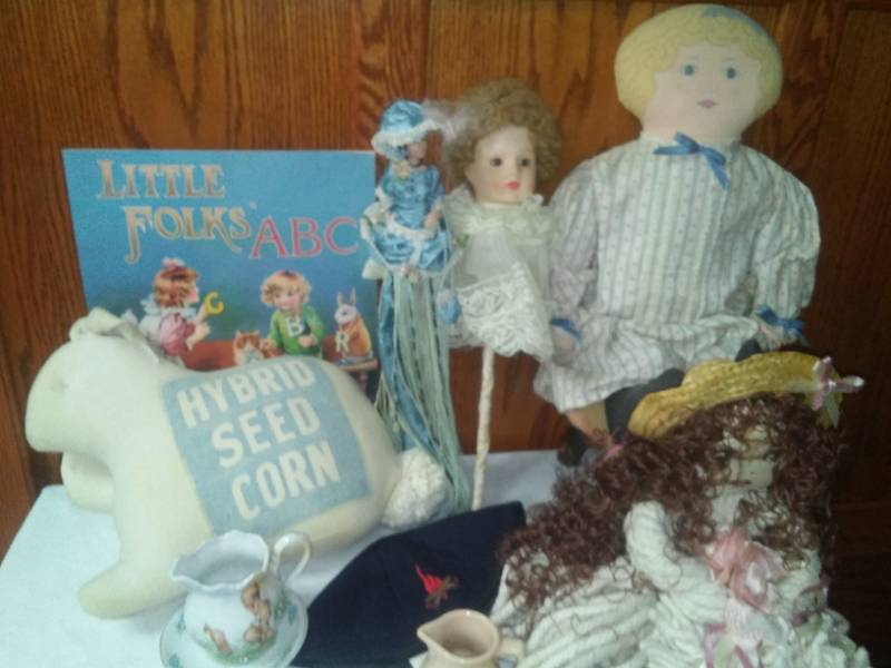 lot 283 image: Vintage look doll display.