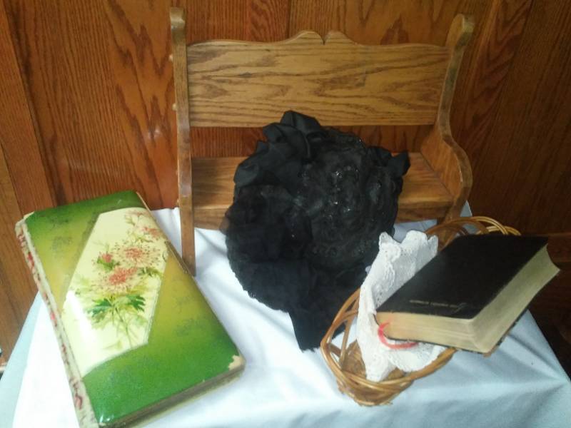 lot 286 image: Vintage Mourning bonnet and more
