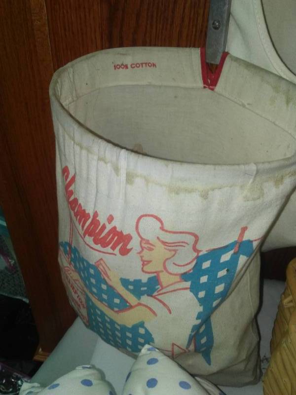 lot 288 image: Vintage clothes pins bags  and more