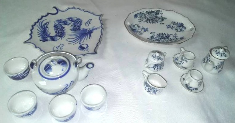lot 293 image: Two miniature sets porcelain tea service.
