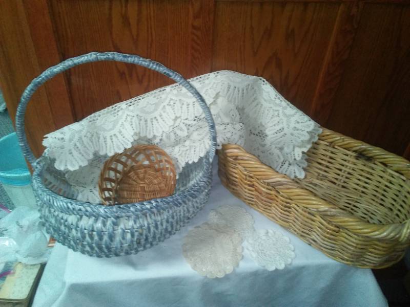lot 304 image: Three baskets, doilies, table runners