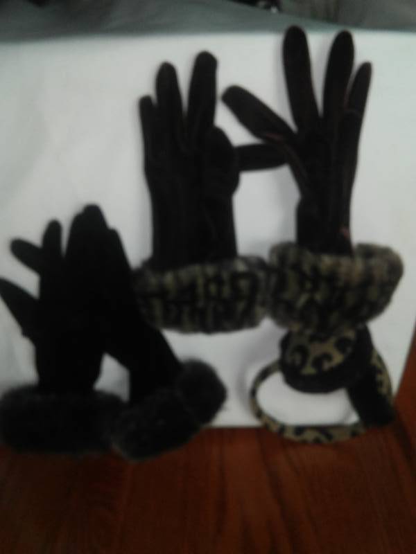 lot 309 image: Womens gloves - 2 pair and earmuffs - like new.
