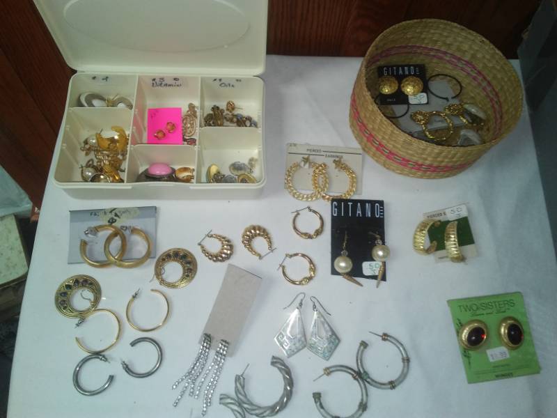 lot 310 image: Jewelry - new and used pierced earrings.