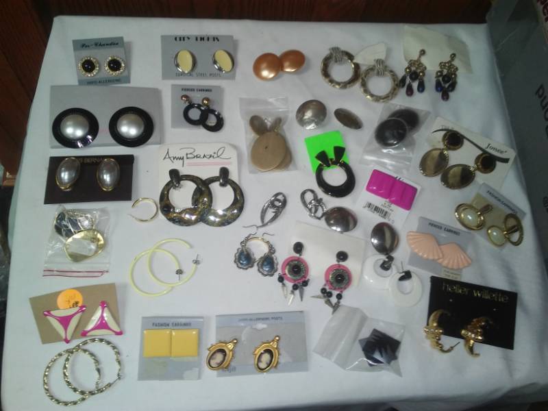 lot 311 image: Jewelry - new and used pierced earrings.