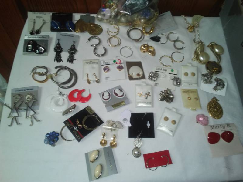 lot 312 image: Jewelry - new and used pierced earrings.