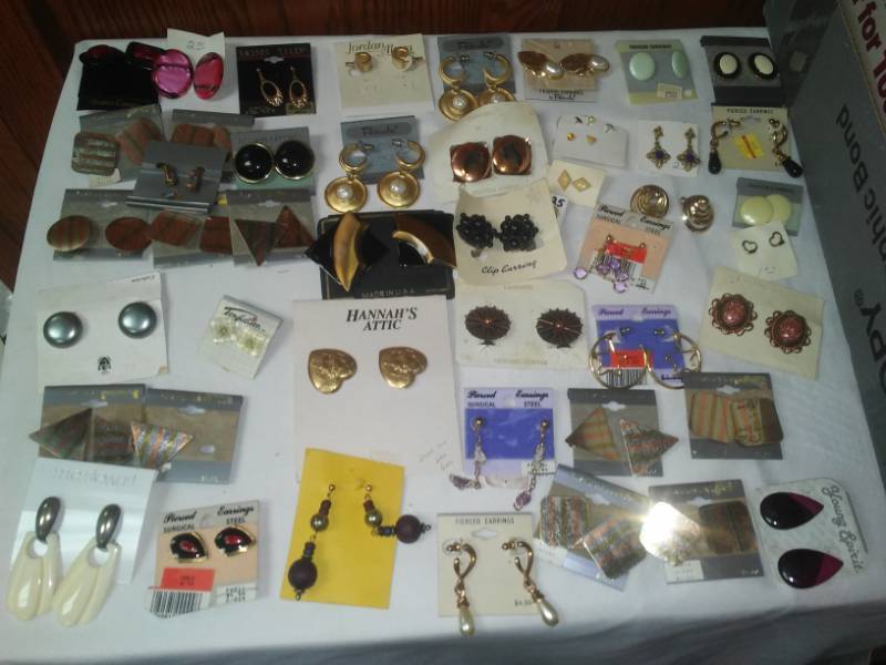 lot 314 image: Jewelry - new and used earrings, pierced and clips.