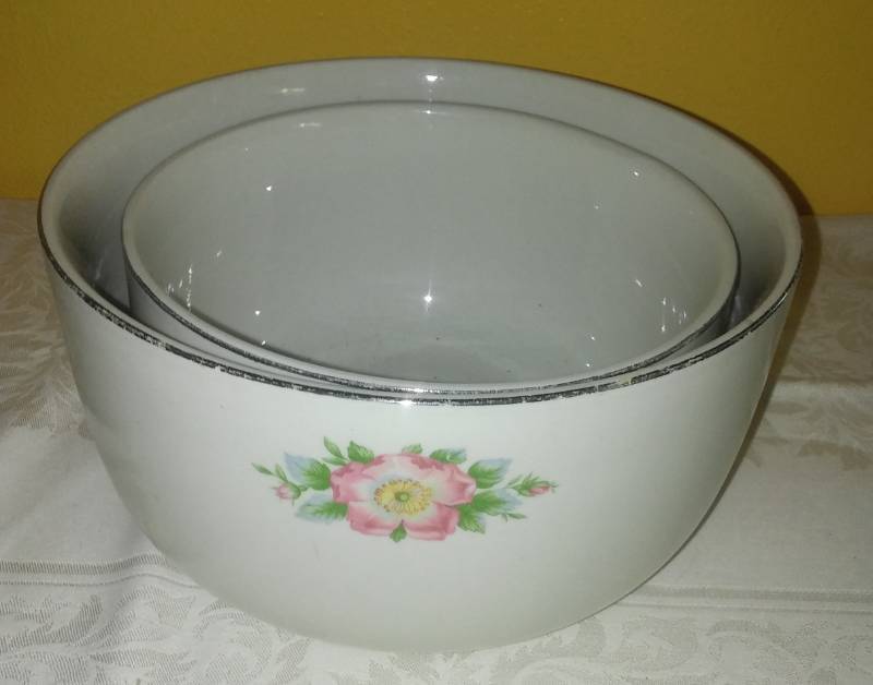 lot 228 image: White Rose Bowl Set