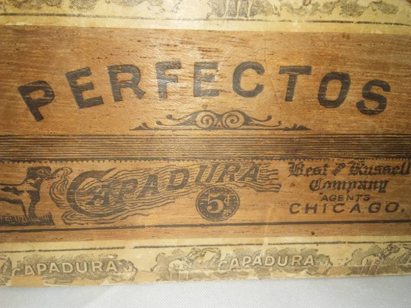 lot 416 image: Antique wood cigar box Perfectos, Capadora