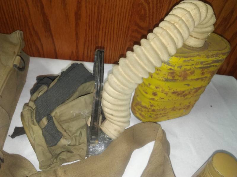 lot 421 image: WWI gas mask kit - complete.