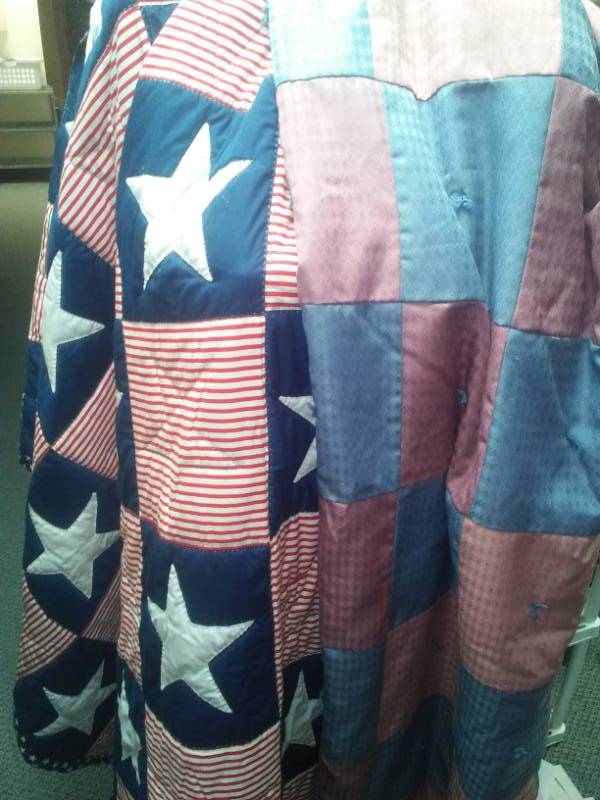 lot 422 image: 2 - vintage quilts - Stars and Stripes.