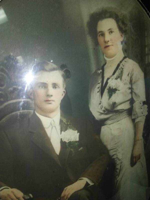 lot 423 image: Antique bubble frame glass and picture