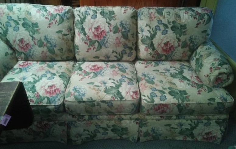 lot 424 image: Gorgeous floral couch - Broyhill