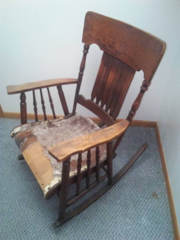 lot 320 image: Antique rocking chair - sturdy, primitive