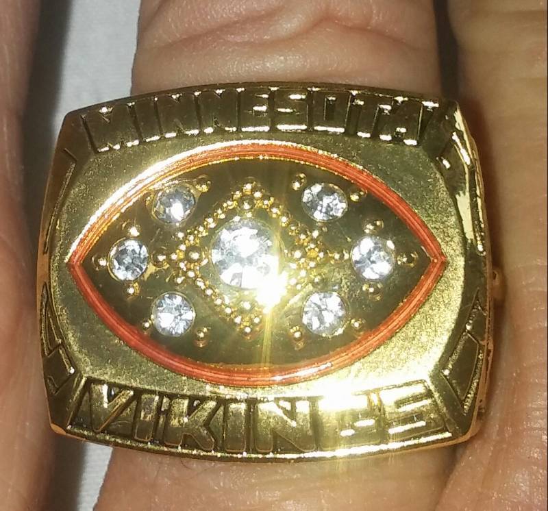 lot 377 image: Minnesota Vikings NFL championship ring. Genuine replica reproduction.